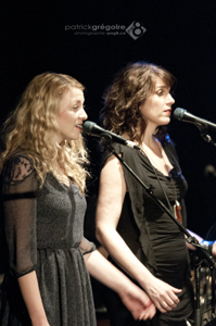 Ses choristes aux voix magnifiques — Stéphanie Boulay.et Lana Carbonneau