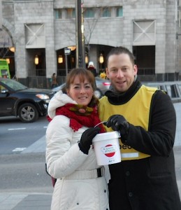 Élaine Côté, directrice générale de Moisson Québec et Dominic Jacques, sous-chef au restaurant Le Panache de l'Auberge Saint-Antoine lors de la Grande Guignolée des médias 2012.