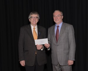 Dr Rémi W. Bouchard, MD M.Sc. FRCPC, Neurologue et directeur Clinique interdisciplinaire de la mémoire et Unité de recherche Alzheimer, Hôpital de l’Enfant-Jésus du CHU de Québec et M. Claude Rochon, président de La Société Alzheimer de Québec.