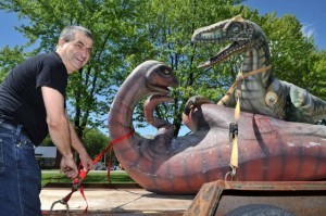 Monsieur Richard Arel, en compagnie de ses célèbres dinosaures