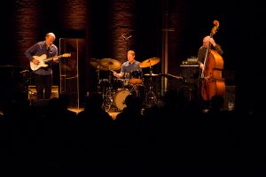 Spectacle John Scofield 2013 Trio de musiciens jazz sur scène