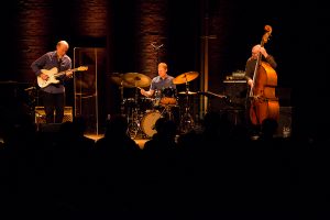 Trio de musiciens jazz sur scène