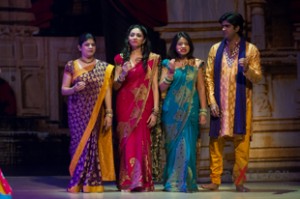 Vêtus de somptueux costumes, les chanteurs exercent un envoûtement certain par la sonorité particulière des chants indiens.