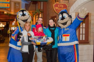 les gagnants (Vincent Mercier, Geneviève Morin et Sydney Morin) sont accompagnés (à gauche) par la vice-présidente ventes & marketing au VVV, Mme Ginette Robert et par les mascottes, Loulou et Louloutre. les gagnants (Vincent Mercier, Geneviève Morin et Sydney Morin) sont accompagnés (à gauche) par la vice-présidente ventes & marketing au VVV, Mme Ginette Robert et par les mascottes, Loulou et Louloutre.