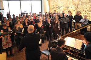 Le Choeur de l'OSQ et David Rompré, le chef du choeur Le Choeur de l'OSQ et David Rompré, le chef du choeur