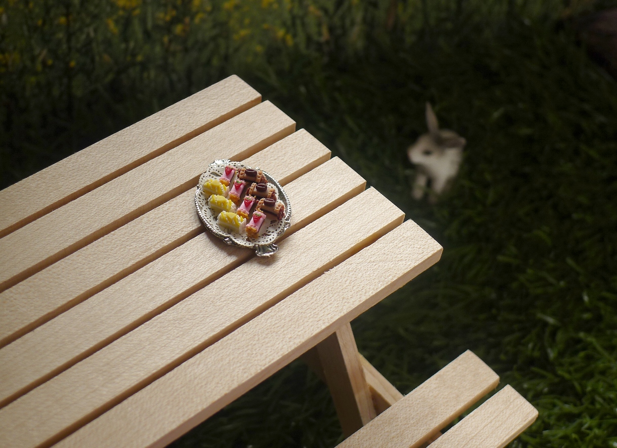 Émilie Rondeau. La cabane perchée (détail), 2012, impressions numériques, bois, plexiglas, miroirs, gazon synthétique et objets fabriqués et trouvés. Émilie Rondeau. La cabane perchée (détail), 2012, impressions numériques, bois, plexiglas, miroirs, gazon synthétique et objets fabriqués et trouvés.