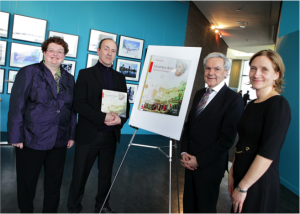 Mme Françoise Mercure, présidente et directrice générale de la Commission de la capitale nationale du Québec, M. Bernard Allaire, historien et auteur, M. Michel Côté, directeur général du Musée de la civilisation et Mme Caroline Jamet, présidente des Éditions La Presse