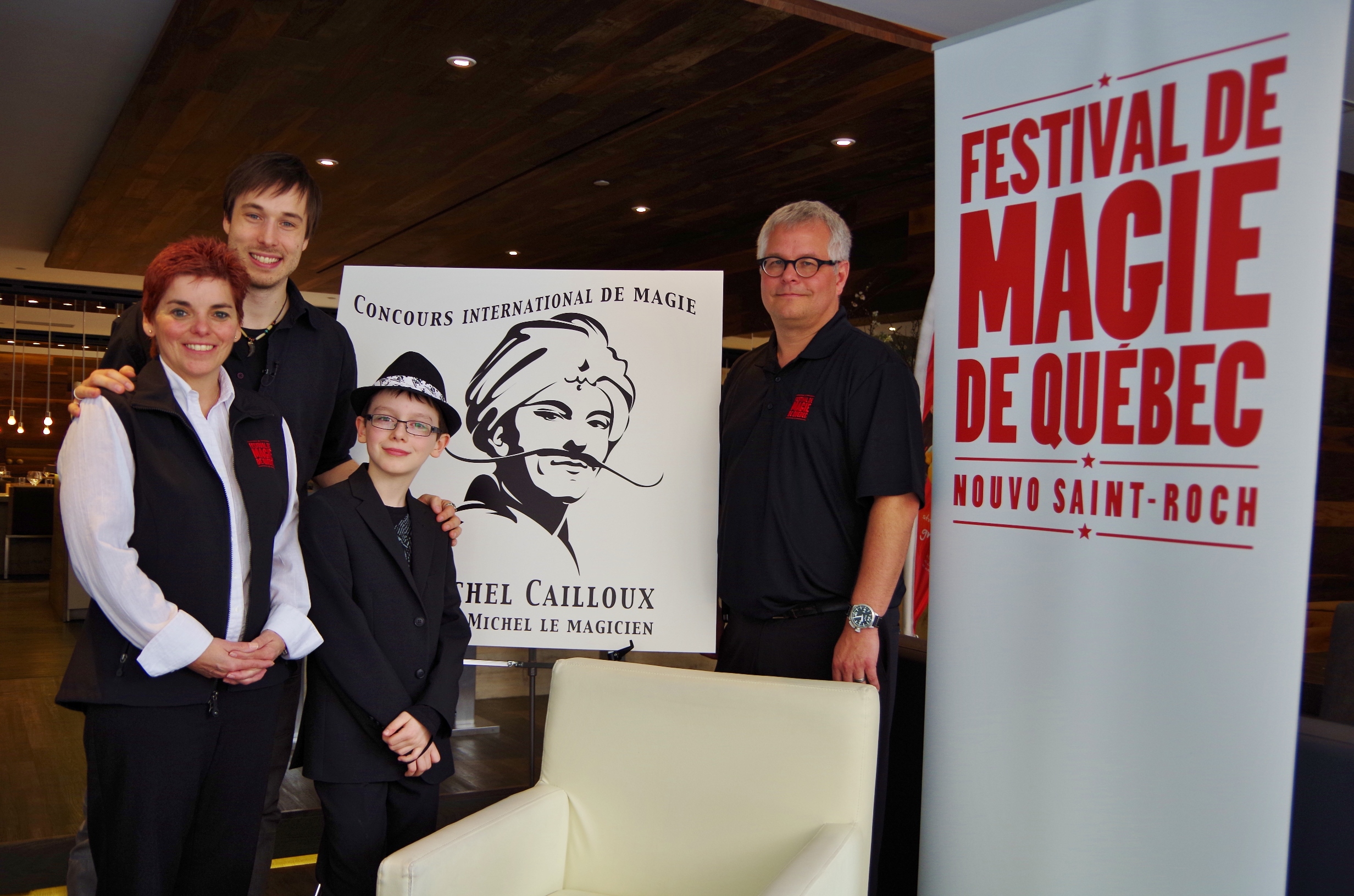 Luc Langevin, porte-parole du concours accompagné du jeune apprenti magicien de 11 ans, Anthony Drouin de Québec, tous deux entourés de Renée-Claude Auclair et de Pierre Hamon, organisateurs du Festival de magie de Québec.