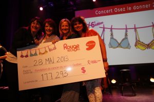 remise du chèque par Rouge fm et Deserres à la Fondation du cancer du sein du Québec : Brigitte Simard, directrice du contenu de Rouge fm, Francine Cléroux, présidente-directrice générale de la Fondation du cancer du sein du Québec, Diane Langlois, directrice marketing de DeSerres en compagnie de l’animatrice Marina Orsini.