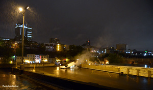 Voiture renversée et une vue sur la ville de Québec