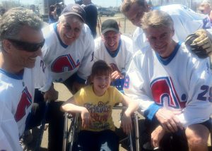 Marianne Thomassin, usagère de l'institut, est entourée des anciens joueurs des Nordiques Mario Marois, Alain Côté, Luc Dufour, Pierre Lacroix et Dave Pichette.