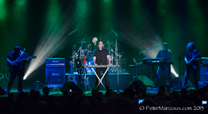 Neal Morse, accompagné de Randy George (basse), d'Eric Gillette (claviers, guitare, voix), de Bill Hubauer (claviers, violon, saxophone, voix), d'Adson Sodré (guitare et voix) et de Mike Portnoy (batterie)