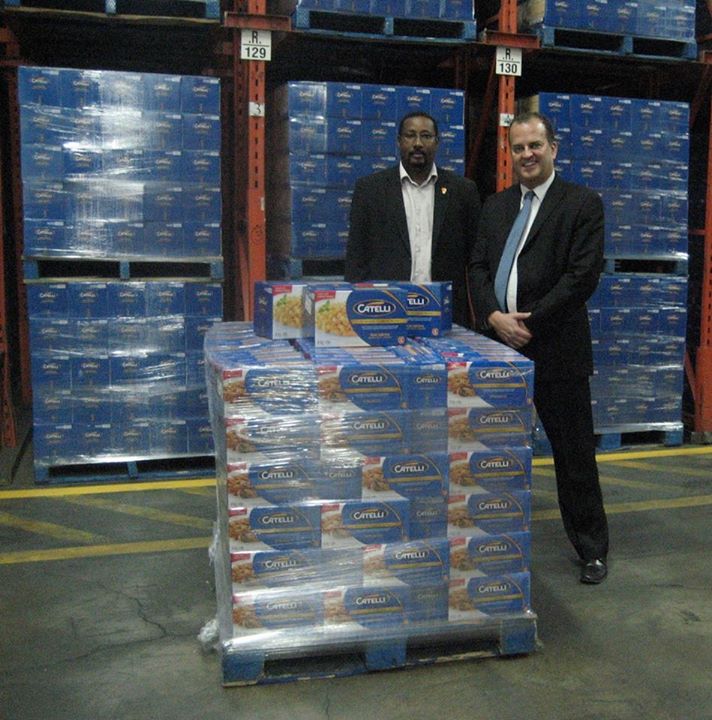 Zakary O.Rhissa, directeur général des Banques Alimentaires du Québec et Alain Gagnon, directeur des ventes, Est du Canada de la Corporation d'aliments Ronzoni du Canada.