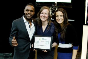 Pierre-Yves Lord, ambassadeur des Jeunes Philanthropes de Québec (JPQ), accompagné de Caroline Séguin et de Josiane Marmet, représentantes de Gestev