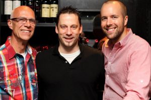 Yves Boutin (gauche) et Stéphane Grenon (droite) co-propriétaires de l’établissement et Dominic Jacques (centre), chef exécutif du Quai 19