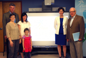 Dave Pichette, membre du conseil d’administration de la Fondation Élan ; Danielle Bouchard, ergothérapeute IRDPQ ; Amélie Chrétien, spécialiste en réadaptation en déficience visuelle, IRDPQ ; Madeleine, usagère de l’IRDPQ ; Kathleen Bilodeau, directrice générale de la Caisse Desjardins Sillery-Saint-Louis-de-France et Gilles Jobin, Membre dirigeant au conseil d'administration de la Caisse Desjardins Sillery--Saint-Louis-de-France et membre du jury du Fonds d'aide au développement du milieu de la Caisse