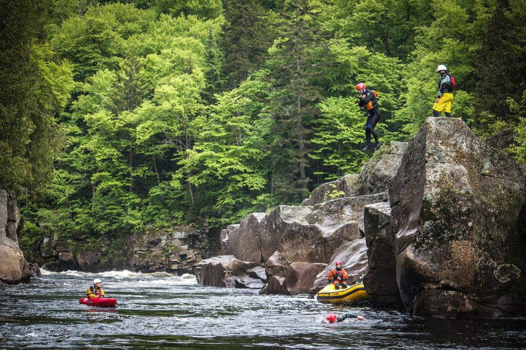 Saut d'une falaise