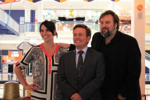 Mme Julie Grenier, directrice marketing et M. Yves Bois, directeur général des Galeries de la Capitale accompagnent M. Bryan Perro, auteur et concepteur