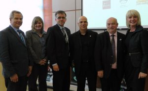 M. Raymond Dion, Conseiller au Conseil d’arrondissement de la Haute-St-Charles, Mme Johanne Labbé, membre du CA de la Mascarade de l’Halloween, M. Gilbert Guay, Directeur général de la Caisse Desjardins des Rivières, Stephan Parent, Directeur général de la Mascarade de l’Halloween, M. Simon Brouard, Président du Conseil d’arrondissement de la Haute-St-Charles et Mme Colombe Bourque, Directrice générale de l’Industrie touristique de Wendake.