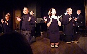 Les ouvriers de l'usine (en avant, Jocelyne Cousineau, Benoît Godard, Catherine Ouimet et Mireck Metelski)