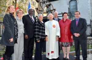 Les invités entourent Mme Lucienne Cornet