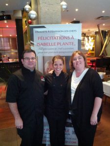 Joseph Sarrazin, chef-propriétaire et Isabelle Plante, chef pâtissière et finaliste de l'émissin Les Chefs accompagne la gangante Marie-Josée Poirier