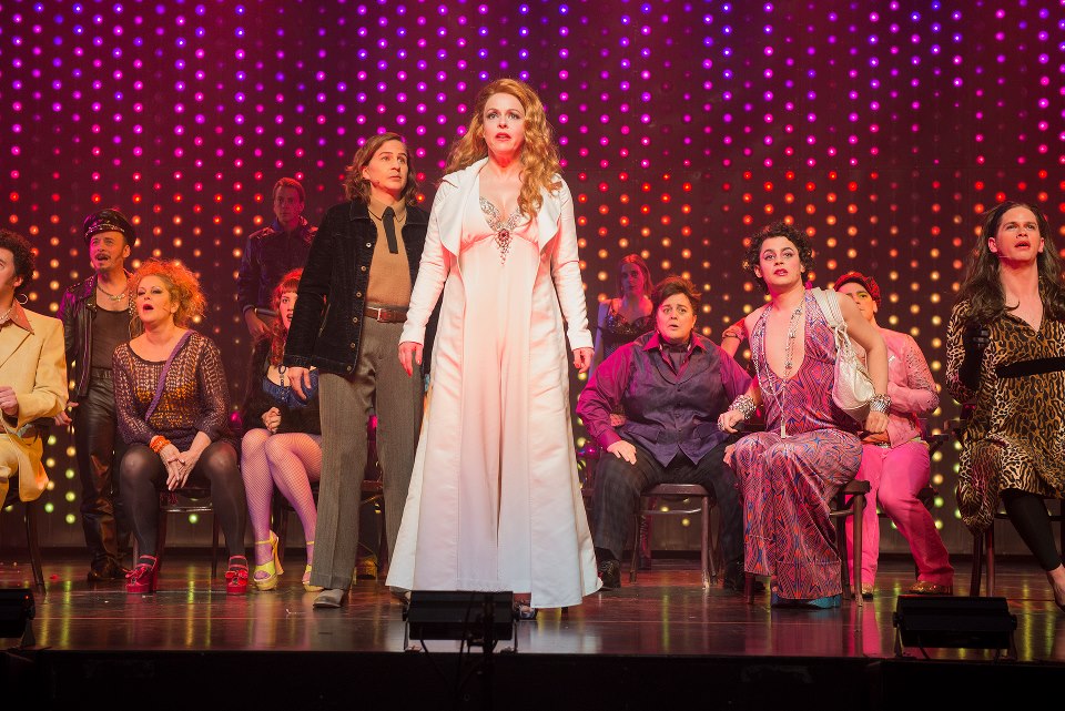 Le Chant de Sainte Carmen de la Main, une pièce étonnante et pleine d’espoir Le Chant de Sainte Carmen de la Main, une pièce étonnante et pleine d’espoir