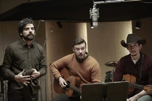 Oscar Isaac, Justin Timberlake  et Adam Driver , interprètent ensemble (en trio) une chanson comique et entrainante (Please Mr Kennedy)