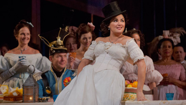 La soprano Anna Netrebko dans le rôle d'Adina