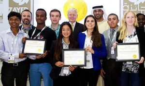 À gauche complètement, un élève de l’école, Krishna Suttar parmi les autres lauréats du prix dans la catégorie Global High Schools. À l’arrière, M. Olafur Ragnar Grimsson, président d’Islande, et le sultan Ahmed Al Jaber, ministre d’état des Émirats arabes unis et militants pour le développement durable
