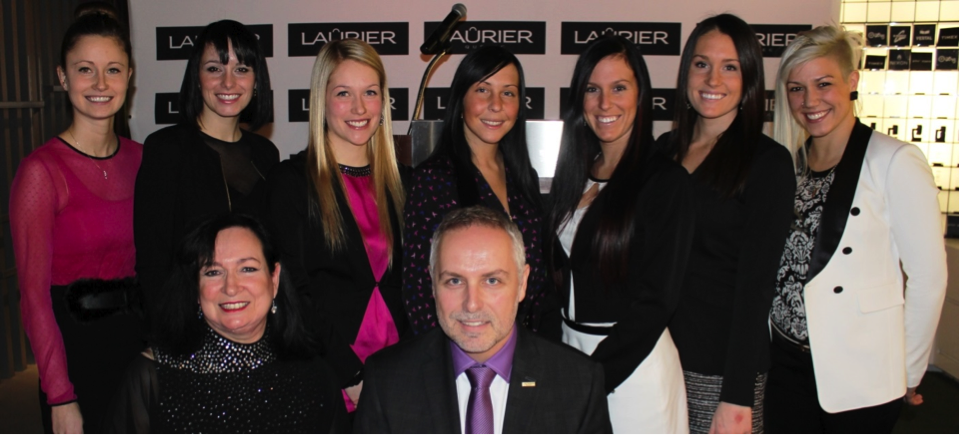 Les 7 Duchesses : Roxane Bourdon, Stéphanie Poulin, Dominique Jobin, Stéphanie Arsenault, Mélissa Dumont, Joannie Roy et Joannie Hamel accompagnées de Madame Hélène Lemieux, directrice marketing de Laurier Québec et de Monsieur Stéphan Landry, directeur général de Laurier Québec. 