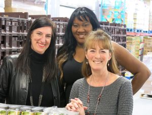 Mmes Pascael Everell, V.P marketing Royal LePage Inter-Québec, Mélissa Bédard, artiste-interprète et Élaine Côté, directrice générale à Moisson Québec.