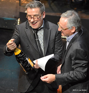 Jacques Leblanc qui reçoit une bouteille de champagne de son président du conseil d'administration du théâtre La Bordée