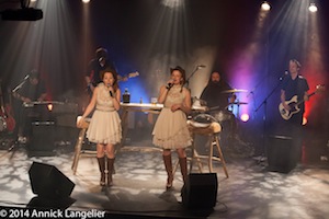 Les Country Girls et les musiciens