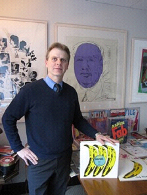 Paul Maréchal, propriétaire de la collection présente une œuvre de Warhol