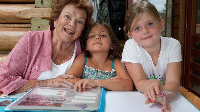 Ma vie en trois actes - Janette Bertrand et ses arrière-petites-filles, Sasha et Alexie Céline Lalonde
