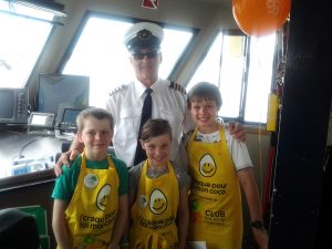 Jules, Tamie et James Dupuis de l’École du Parc de Beauport en compagnie du Capitaine Denis Dufour à bord du AML Grand Fleuve.