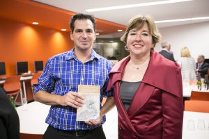 Monsieur Jonathan Gravel, enseignant du Collège au niveau primaire et auteur du livre «Lorsque le maître devient l’élève » et Madame Sylvie Gagné, directrice générale du Collège Jésus-Marie de Sillery © photo: courtoisie