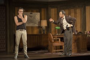 Un duel poignant entre Marc Béland, interprétant l'Inspecteur, et Benoît McGinnis, dans le rôle d'Yves
