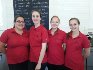 Audrey-Ann, Éloïse, Mélina et Élizabeth servent avec beaucoup d'attention les clients