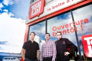 Francis Dufresne, chargé du développement du projet de restaurant Topla!, Dominic Côté, responsable des opérations et Sébastien Turgeon, chef exécutif de la cuisine centrale Topla! Crédit photo : Mathieu Gagné