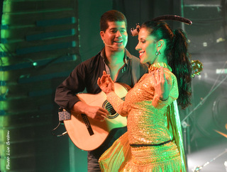 Rafael Lopez et Ligia Evangelista avec un sabre sur la tête