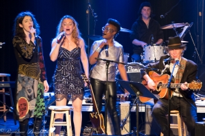 Paule-Andrée, Monya et Valérie avec le band de Jay