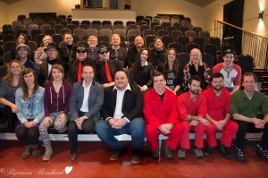 Les artistes présents accompagnent le directeur du Centre d'art La Chapelle