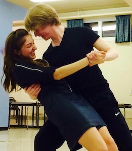 Selin Genç (Belle) et Zachary Sykes (Beast)