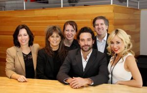 Brigitte Vincent, directrice productions originales pour Séries+ / Fabienne Larouche, productrice / Martine D’anjou, scénariste / Guillaume Lemay-Thivierge / Mario Cecchini, président Corus Média / Mariloup Wolfe © photo: courtoisie
