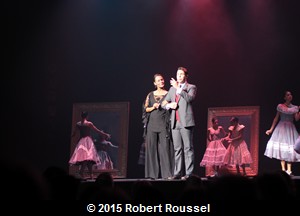 Animateur, chanteuse et danseuses 