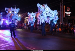 Les têtes de loups géantes émerveillent les enfants!