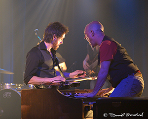 Belle complicité des musiciens (Franky James et Michel Hains)
