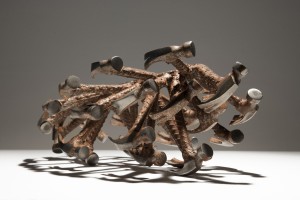 Isando, acier, 2014, 15x30x20cm, crédit photo: Ivan Binet. Créatures de grève crédit photo: Jean-Sébastien Veilleux
